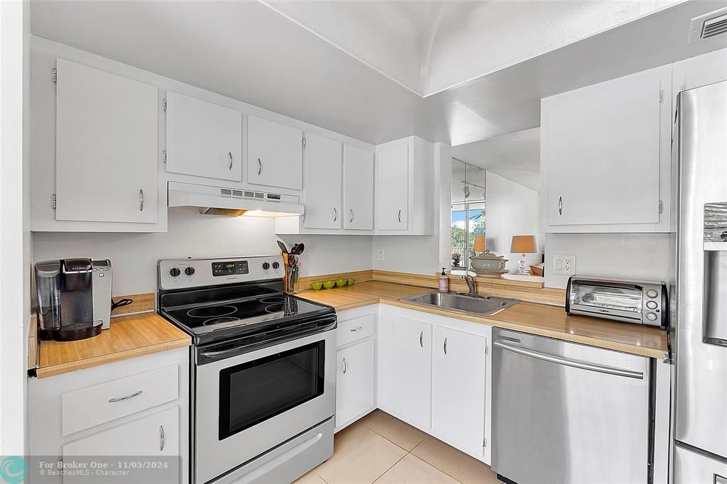 Active With Contract: $158,900 (2 beds, 2 baths, 1000 Square Feet)