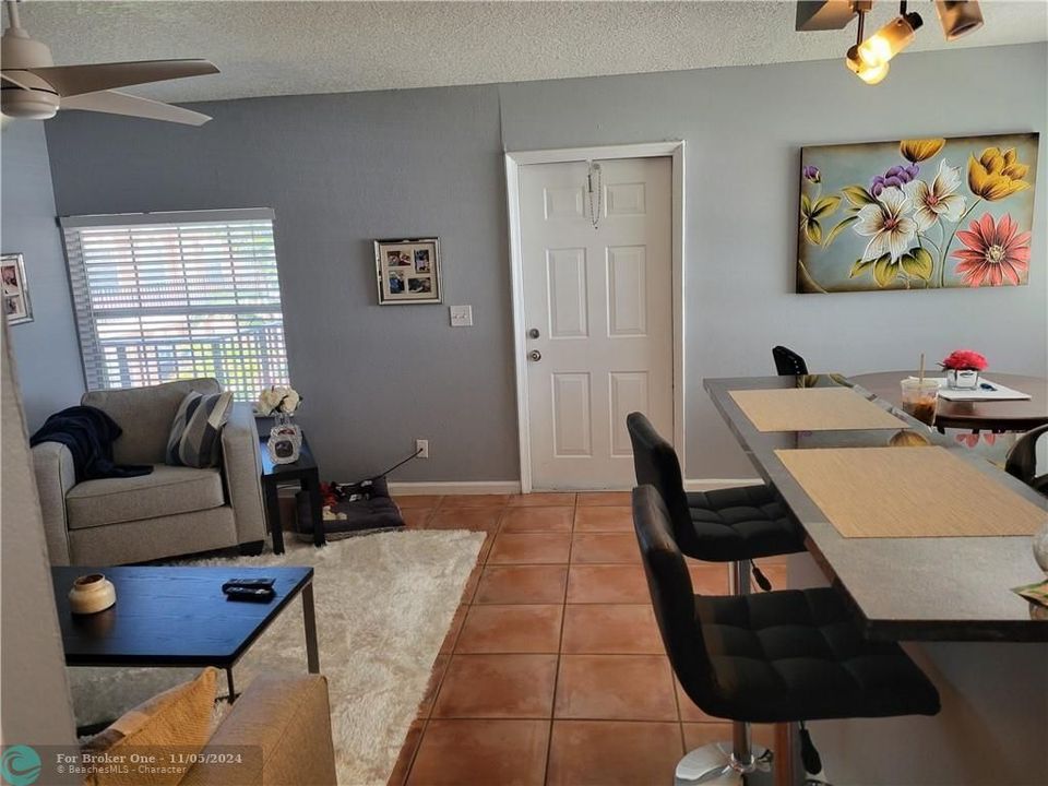 For Sale: $229,900 (1 beds, 1 baths, 728 Square Feet)