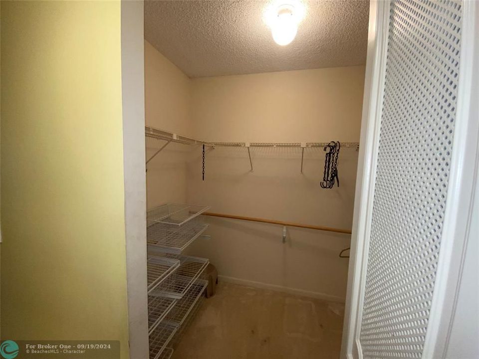 Active With Contract: $95,000 (1 beds, 1 baths, 867 Square Feet)