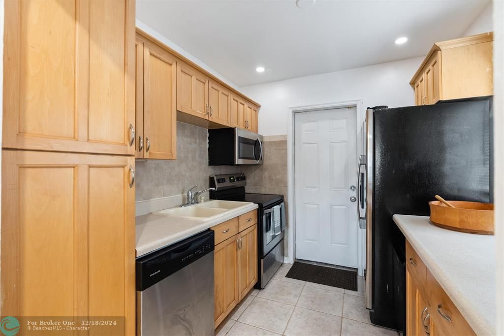 Active With Contract: $425,000 (2 beds, 1 baths, 801 Square Feet)