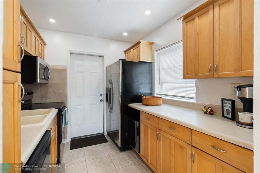 Active With Contract: $425,000 (2 beds, 1 baths, 801 Square Feet)