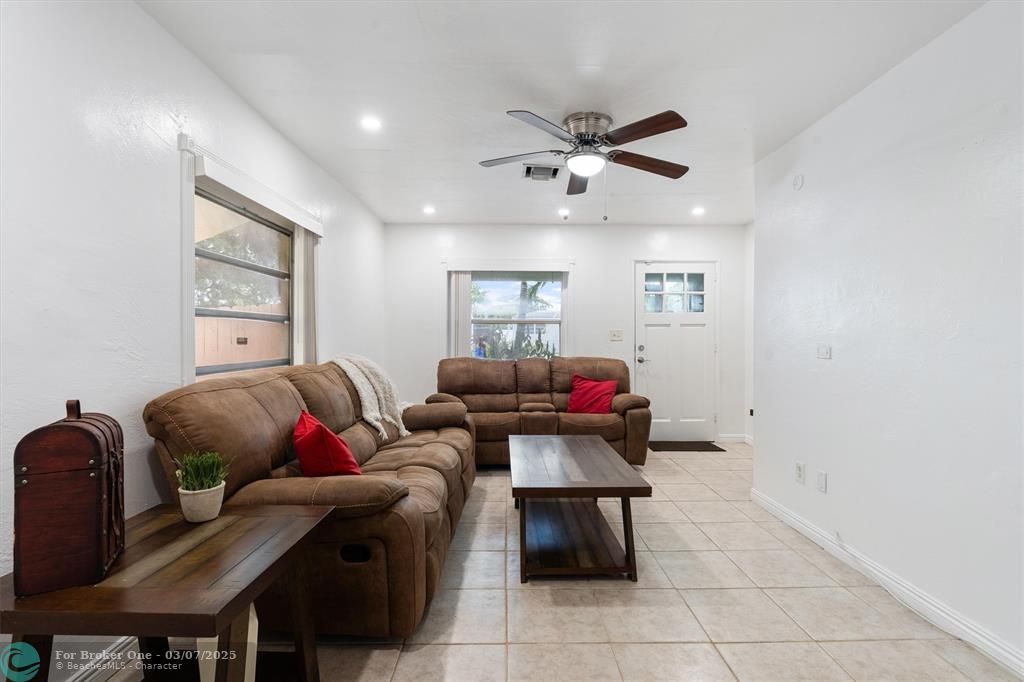 Active With Contract: $425,000 (2 beds, 1 baths, 801 Square Feet)