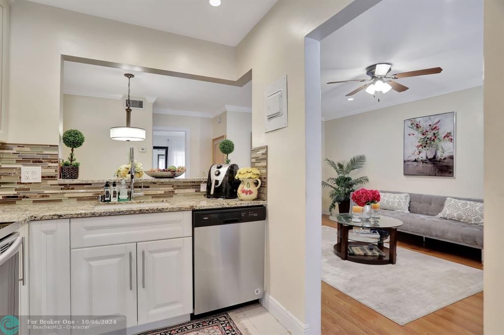 Active With Contract: $165,000 (1 beds, 1 baths, 700 Square Feet)