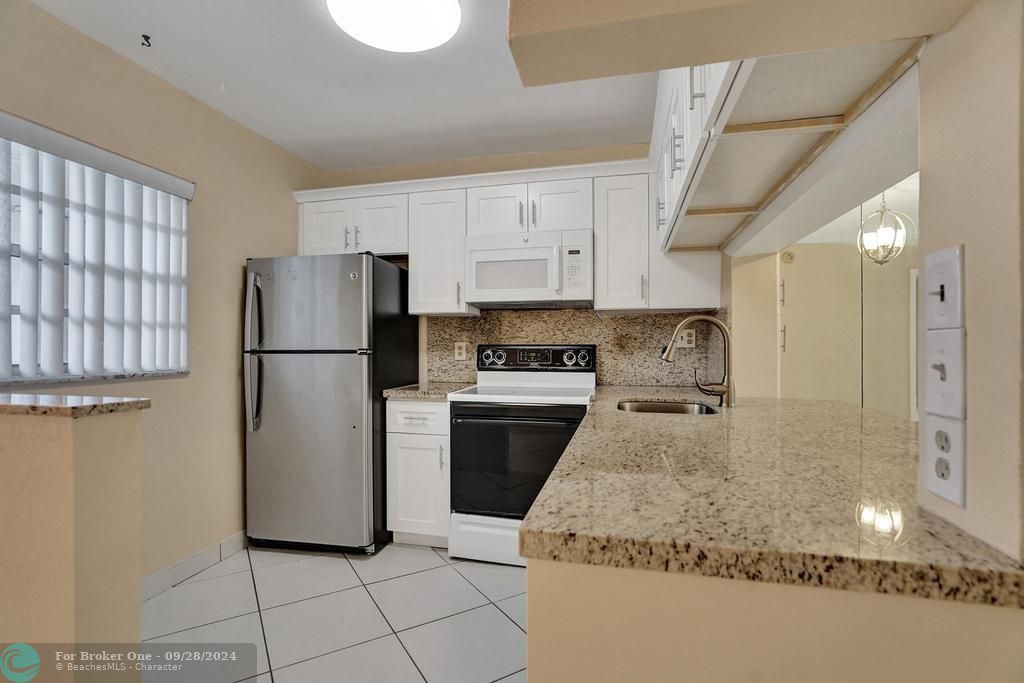 For Sale: $199,500 (2 beds, 2 baths, 970 Square Feet)