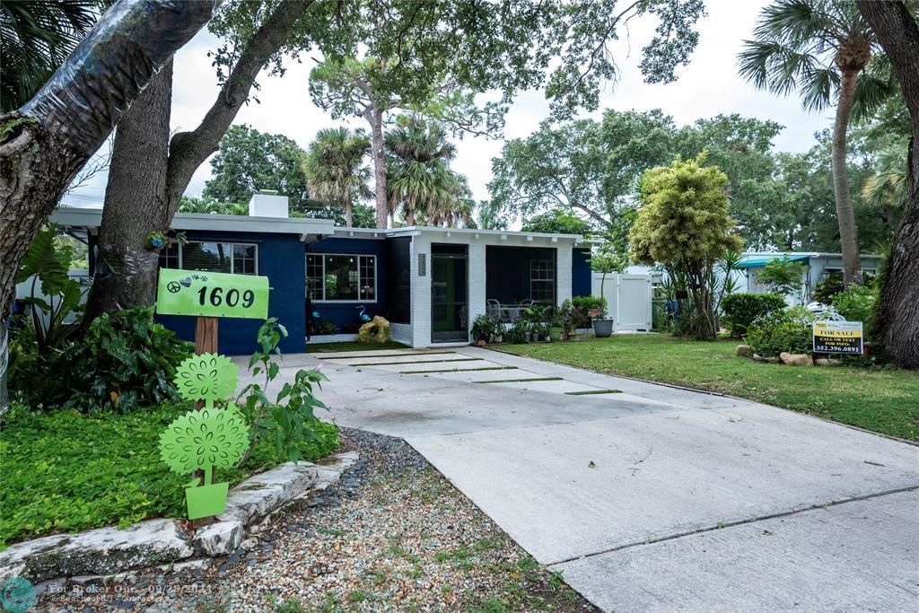 Active With Contract: $649,400 (3 beds, 2 baths, 1221 Square Feet)