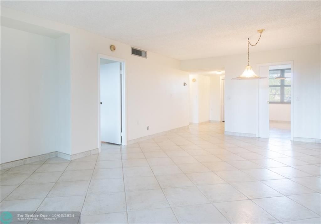 For Rent: $2,000 (2 beds, 2 baths, 1015 Square Feet)