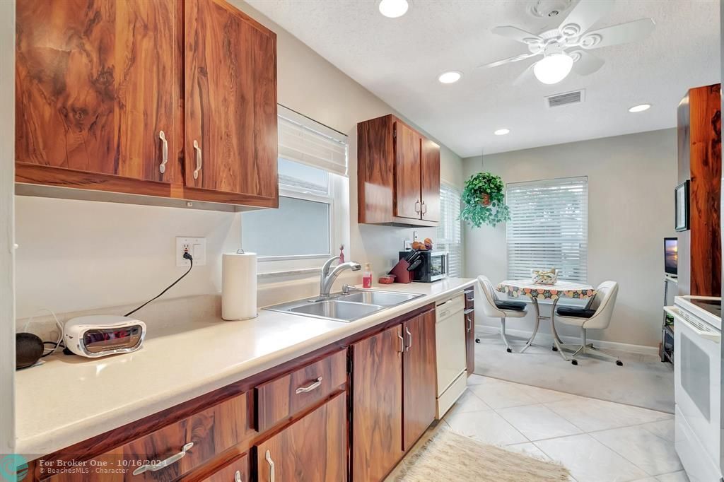 Active With Contract: $349,900 (2 beds, 2 baths, 1232 Square Feet)