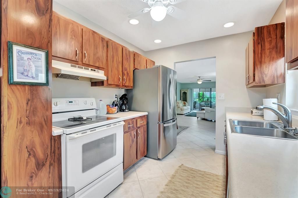 Active With Contract: $349,900 (2 beds, 2 baths, 1232 Square Feet)