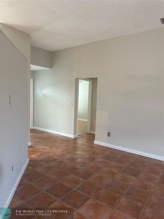 For Rent: $2,350 (2 beds, 1 baths, 803 Square Feet)