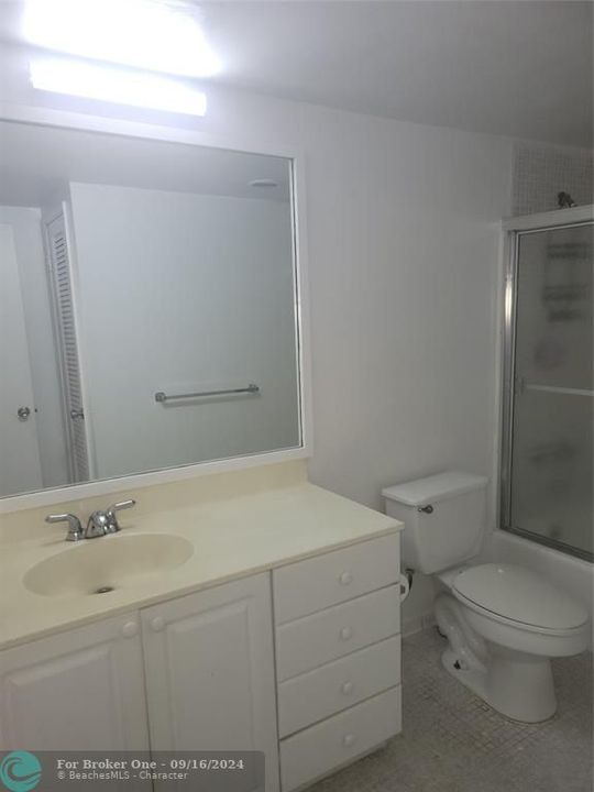 Active With Contract: $2,000 (1 beds, 1 baths, 0 Square Feet)