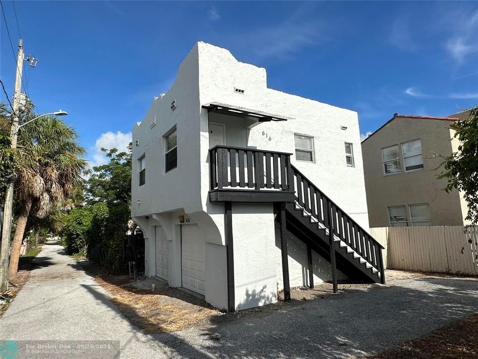 Active With Contract: $1,100 (1 beds, 1 baths, 440 Square Feet)