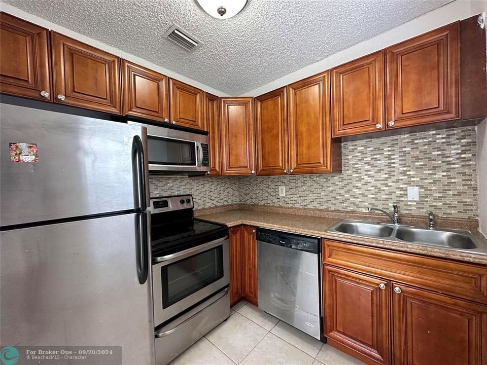 Active With Contract: $1,100 (1 beds, 1 baths, 440 Square Feet)