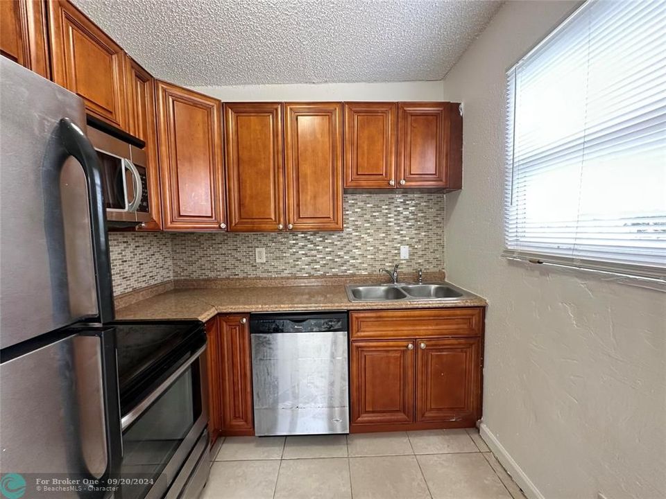 Active With Contract: $1,100 (1 beds, 1 baths, 440 Square Feet)