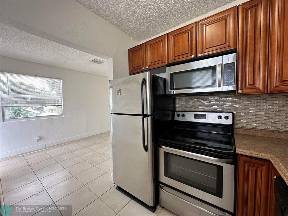 Active With Contract: $1,100 (1 beds, 1 baths, 440 Square Feet)