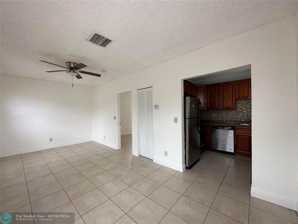 Active With Contract: $1,100 (1 beds, 1 baths, 440 Square Feet)