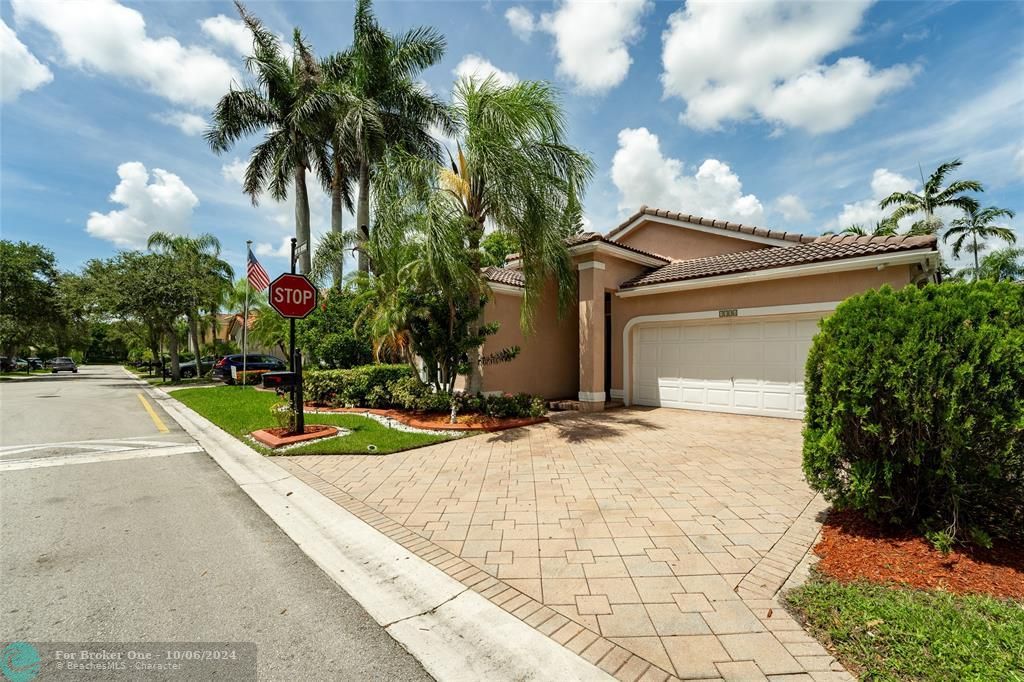 For Sale: $629,000 (3 beds, 2 baths, 1724 Square Feet)