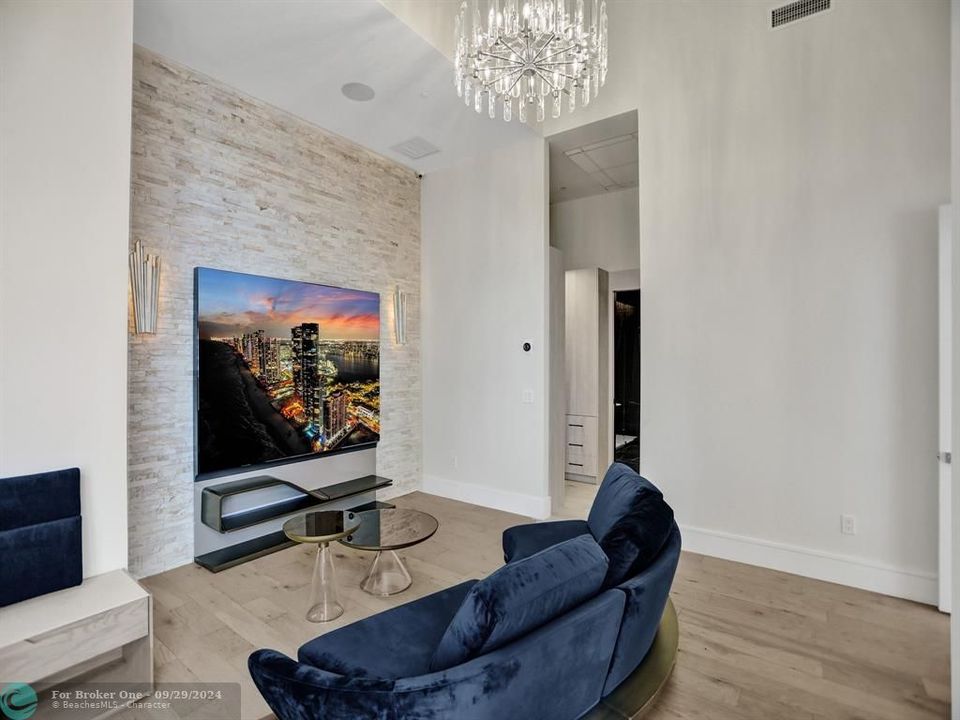 Active With Contract: $2,000,000 (2 beds, 2 baths, 1977 Square Feet)