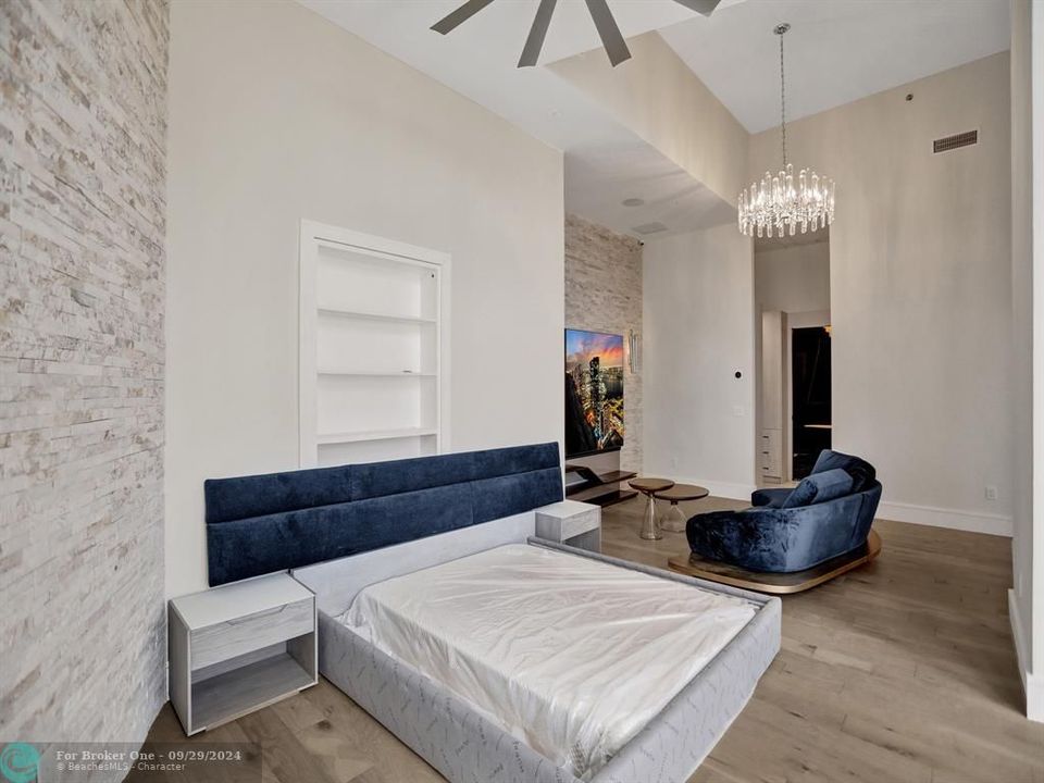 Active With Contract: $2,000,000 (2 beds, 2 baths, 1977 Square Feet)