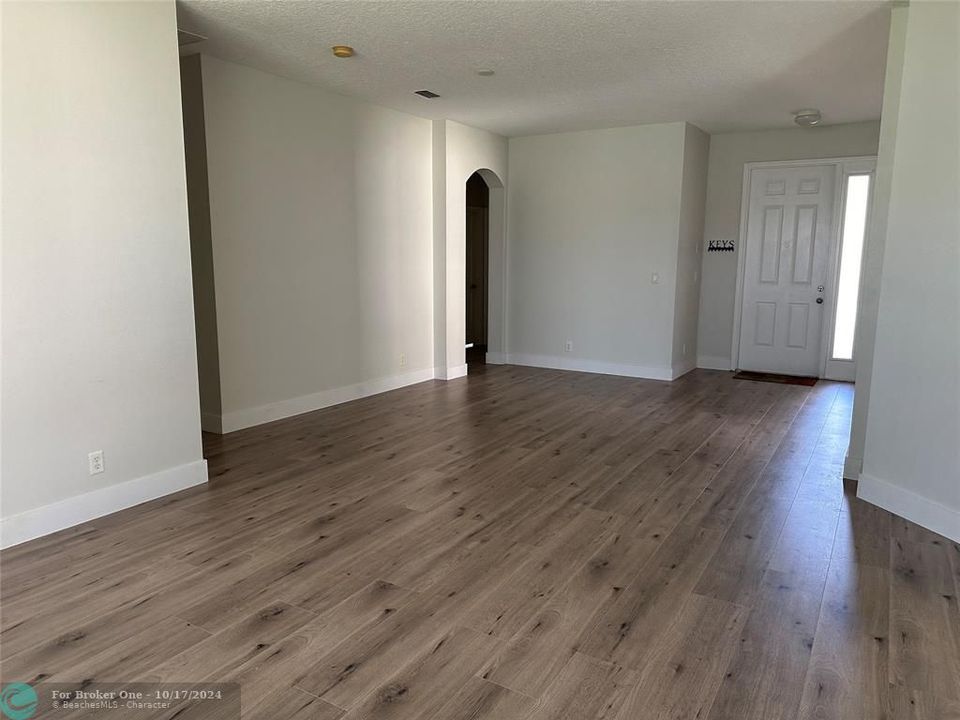 For Rent: $2,550 (3 beds, 2 baths, 1996 Square Feet)