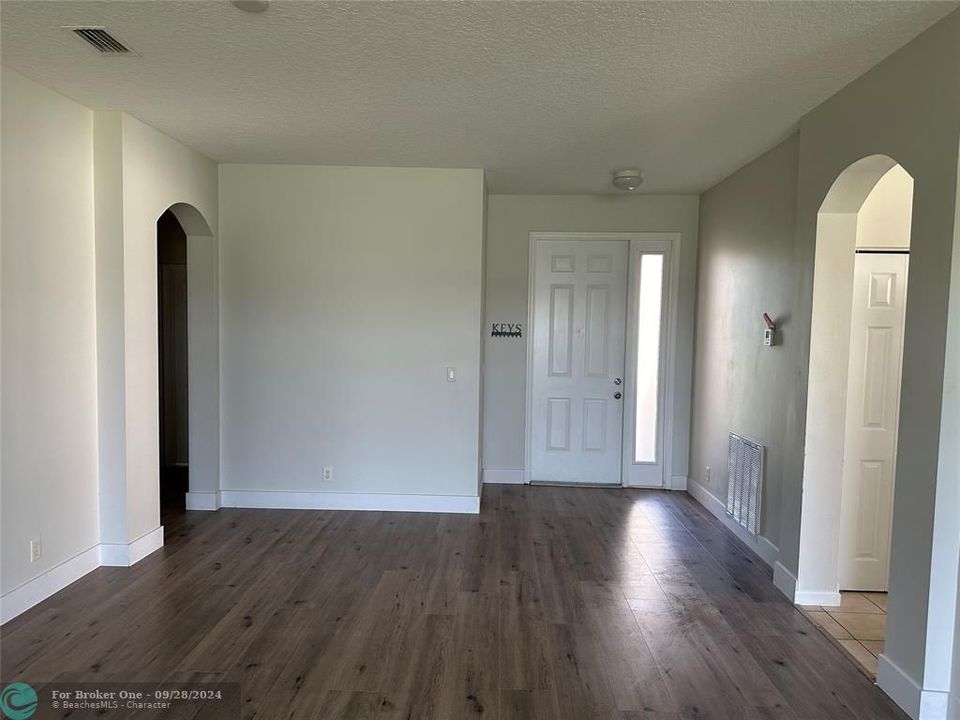 For Rent: $2,550 (3 beds, 2 baths, 1996 Square Feet)