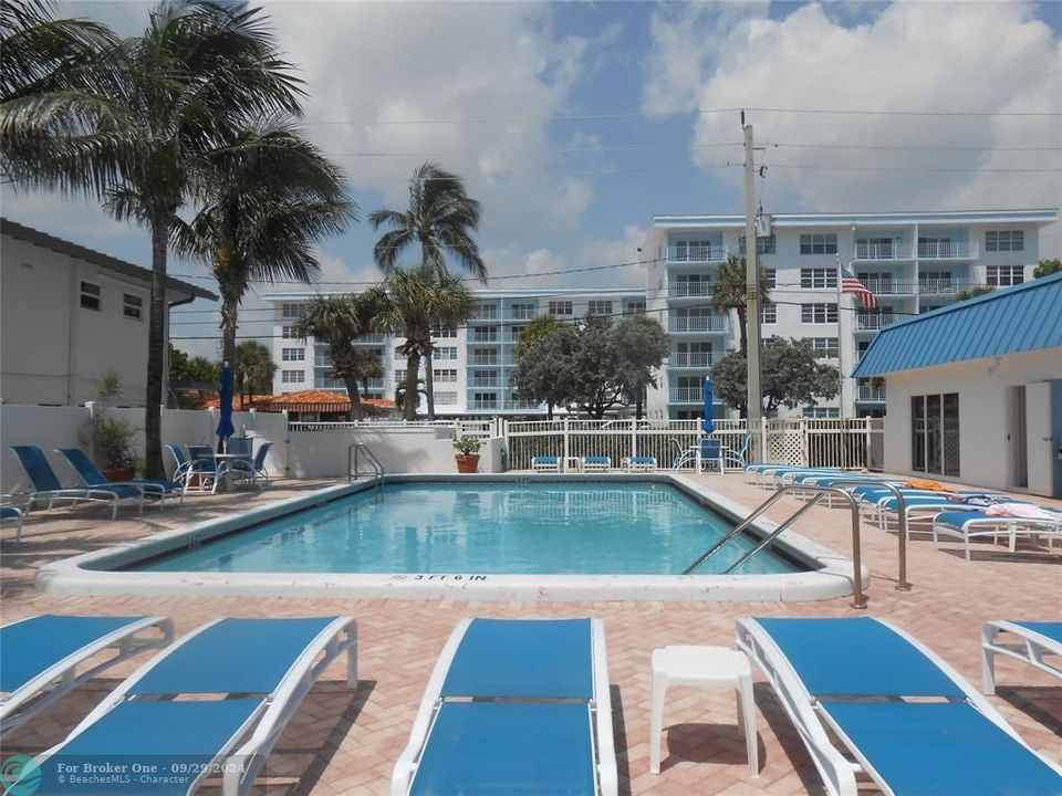 Active With Contract: $4,500 (2 beds, 2 baths, 1450 Square Feet)