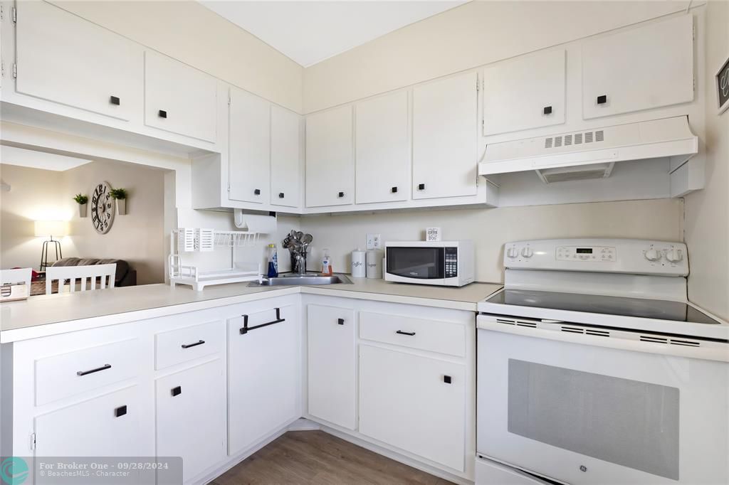 Active With Contract: $1,500 (1 beds, 1 baths, 660 Square Feet)