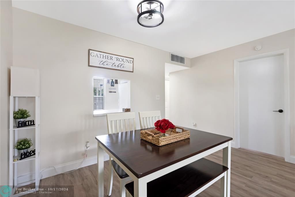 Active With Contract: $1,500 (1 beds, 1 baths, 660 Square Feet)