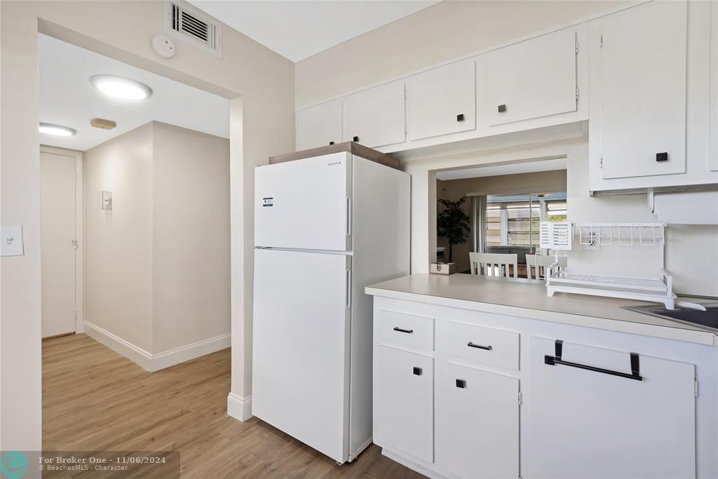 Active With Contract: $1,500 (1 beds, 1 baths, 660 Square Feet)