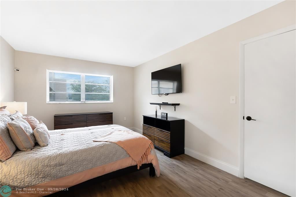 Active With Contract: $1,500 (1 beds, 1 baths, 660 Square Feet)