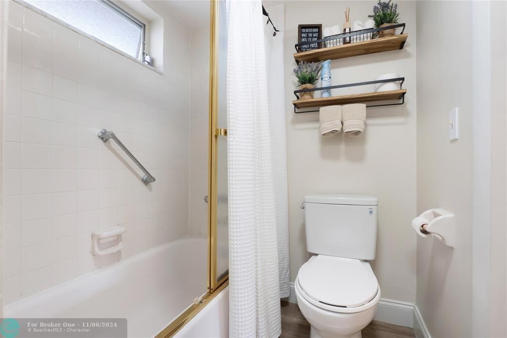 Active With Contract: $1,500 (1 beds, 1 baths, 660 Square Feet)