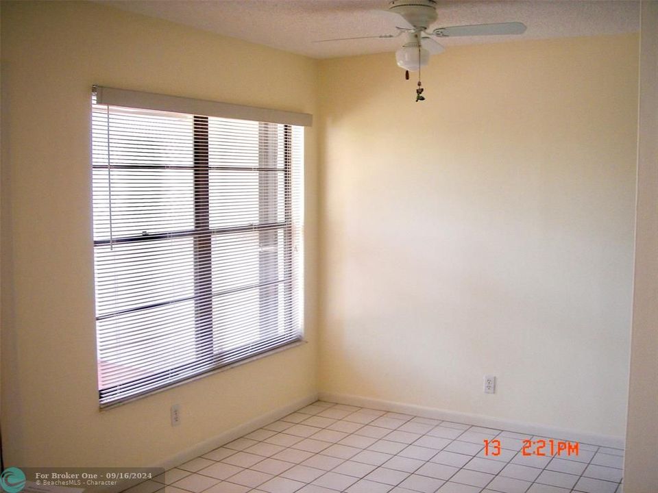 For Sale: $239,999 (1 beds, 1 baths, 700 Square Feet)