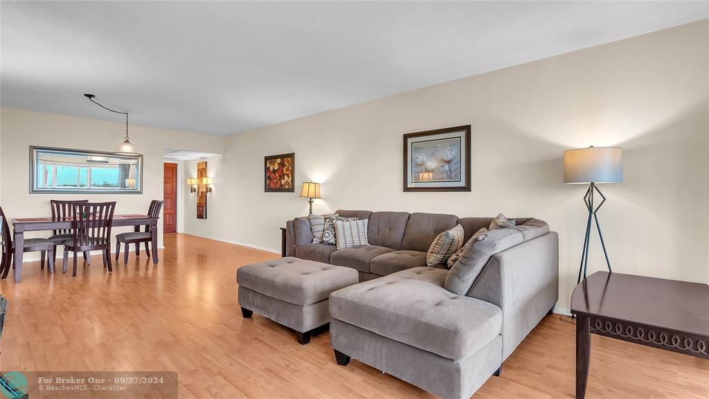 Active With Contract: $2,300 (2 beds, 2 baths, 1150 Square Feet)