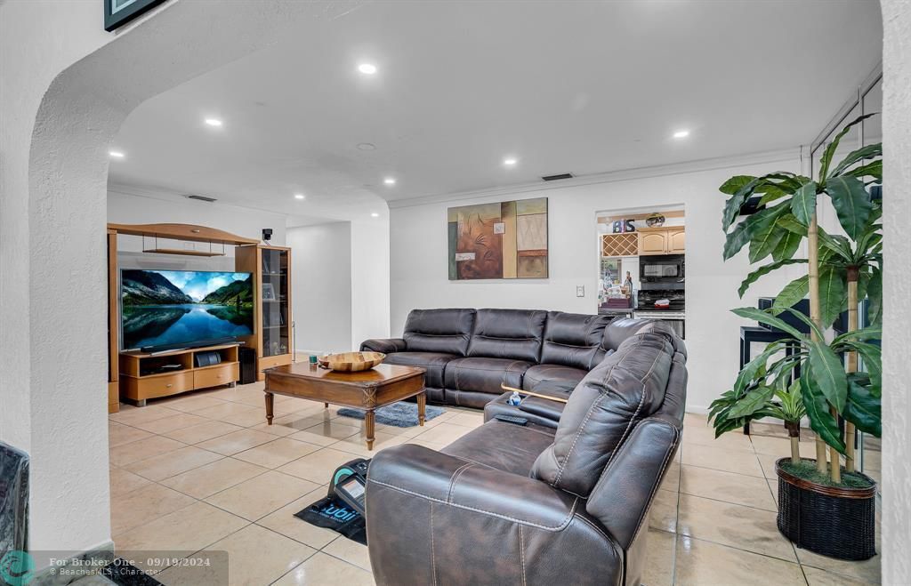 For Sale: $500,000 (3 beds, 1 baths, 1200 Square Feet)