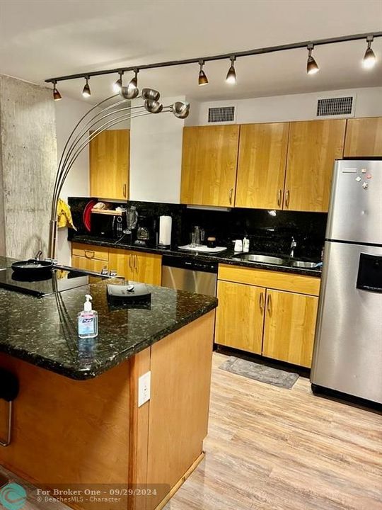 For Rent: $3,400 (2 beds, 2 baths, 940 Square Feet)