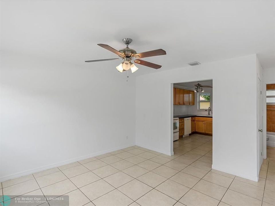 For Sale: $2,150 (2 beds, 1 baths, 807 Square Feet)