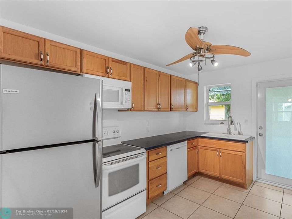 For Sale: $2,150 (2 beds, 1 baths, 807 Square Feet)