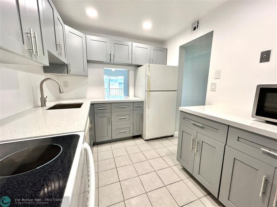 Active With Contract: $1,650 (1 beds, 1 baths, 750 Square Feet)