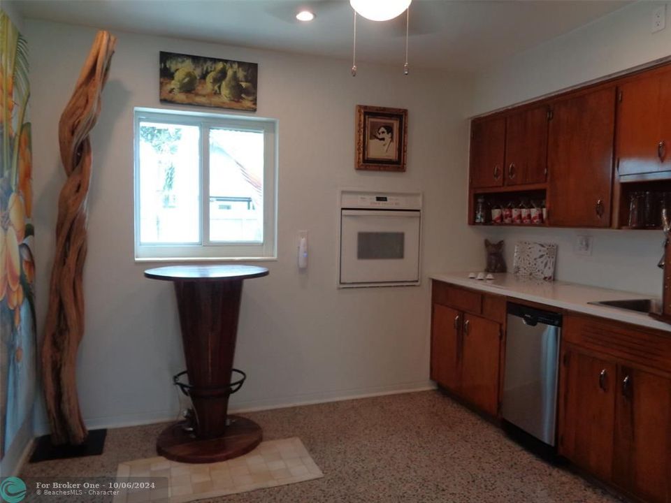 For Rent: $2,400 (2 beds, 1 baths, 1038 Square Feet)