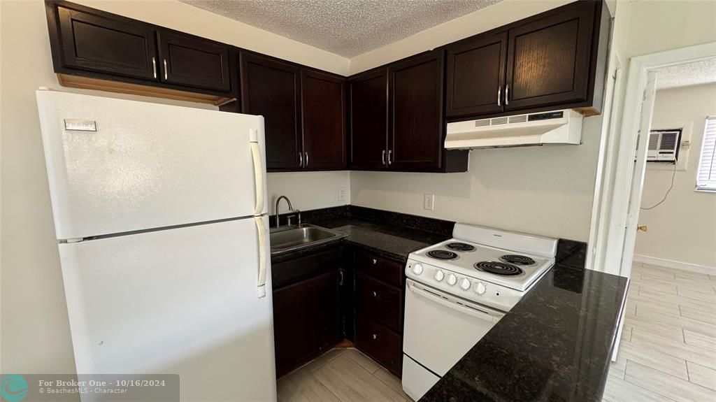 Active With Contract: $1,550 (1 beds, 1 baths, 427 Square Feet)