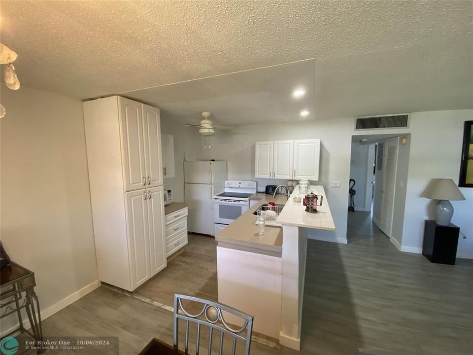 For Rent: $2,050 (2 beds, 1 baths, 875 Square Feet)