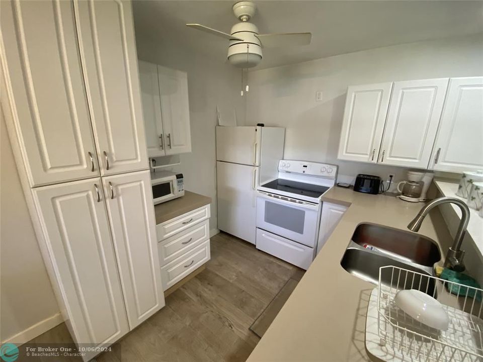 For Rent: $2,050 (2 beds, 1 baths, 875 Square Feet)