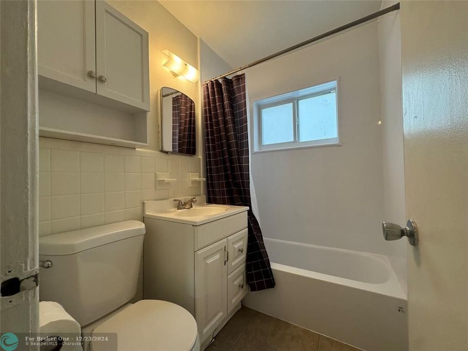 Active With Contract: $2,950 (3 beds, 2 baths, 1319 Square Feet)