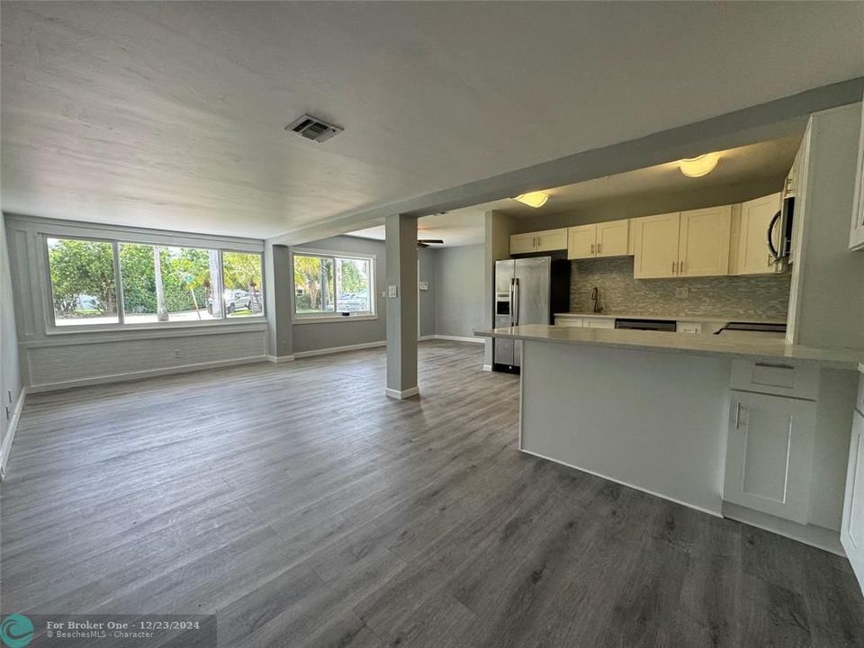 Active With Contract: $2,950 (3 beds, 2 baths, 1319 Square Feet)