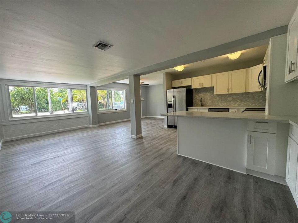 Active With Contract: $2,950 (3 beds, 2 baths, 1319 Square Feet)