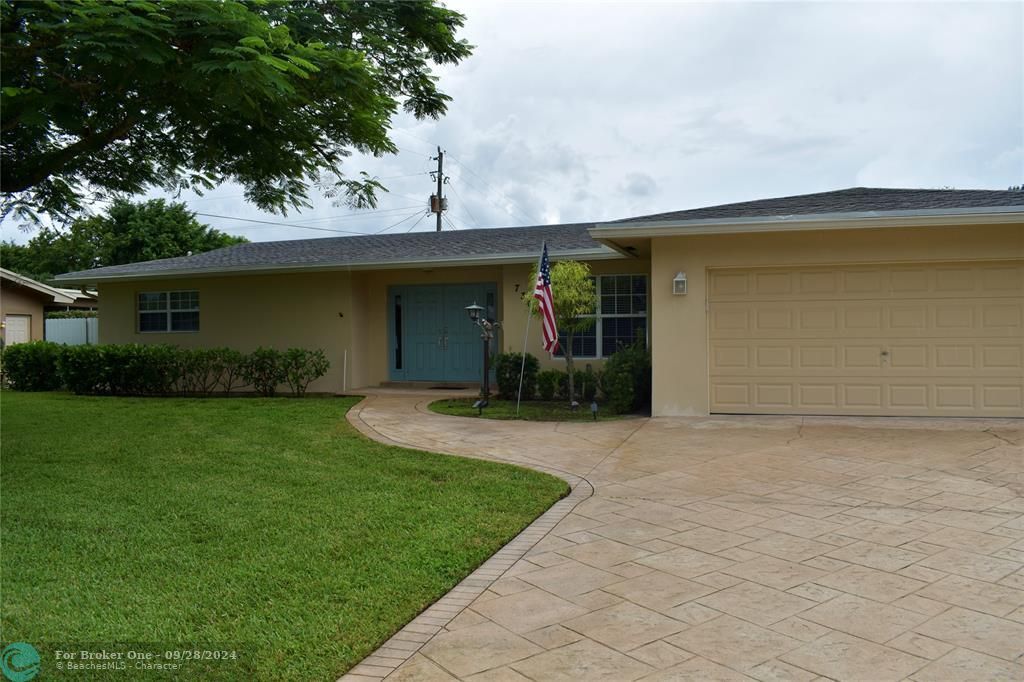 Active With Contract: $3,700 (3 beds, 2 baths, 1726 Square Feet)