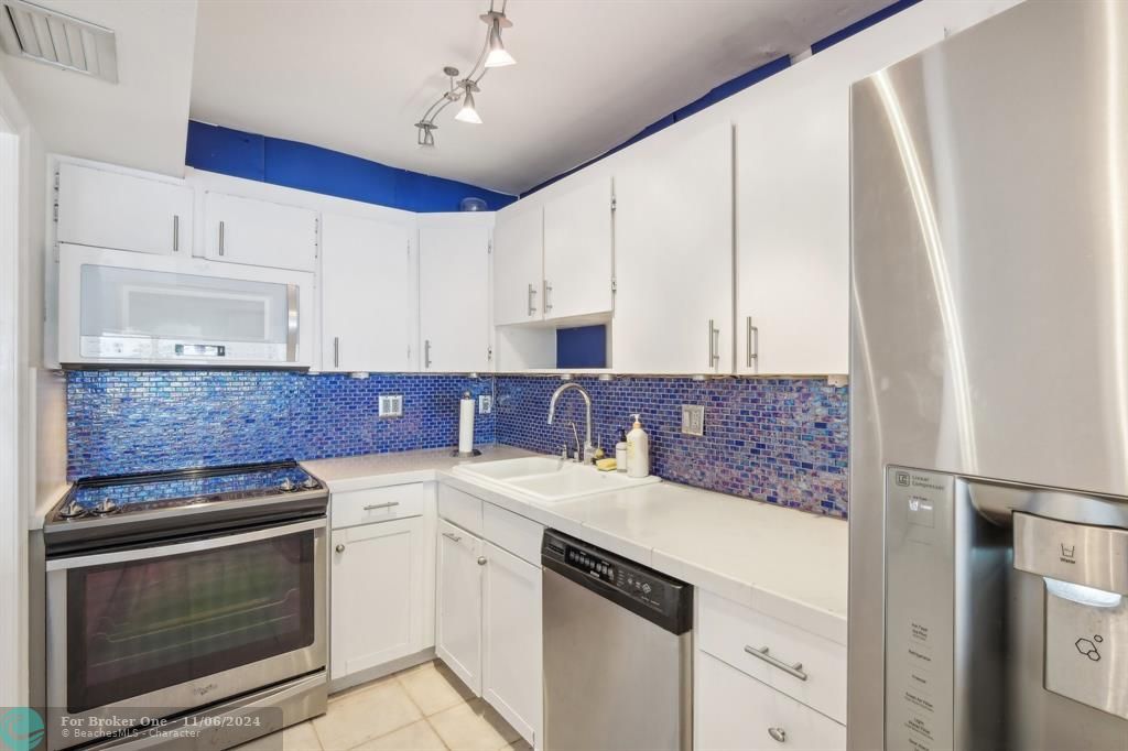 For Sale: $290,000 (1 beds, 1 baths, 795 Square Feet)