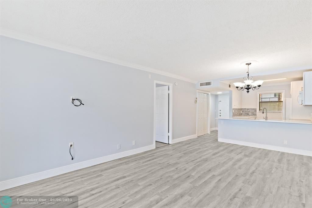 For Sale: $129,999 (1 beds, 1 baths, 728 Square Feet)