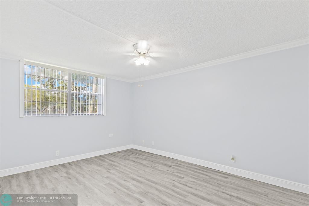 For Sale: $129,999 (1 beds, 1 baths, 728 Square Feet)