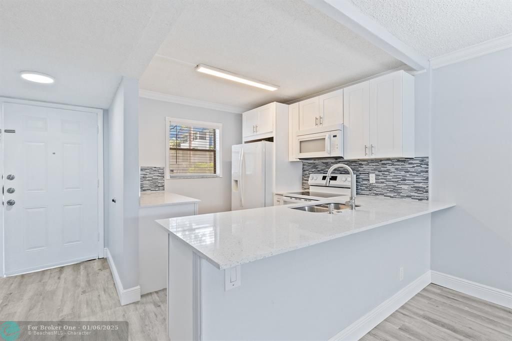 For Sale: $129,999 (1 beds, 1 baths, 728 Square Feet)