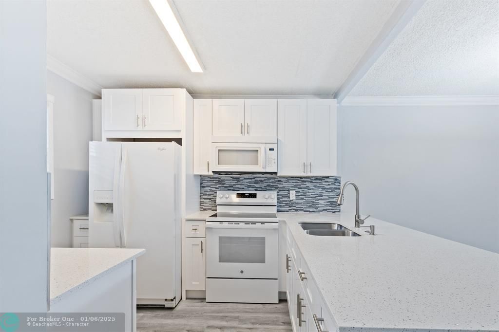 For Sale: $129,999 (1 beds, 1 baths, 728 Square Feet)